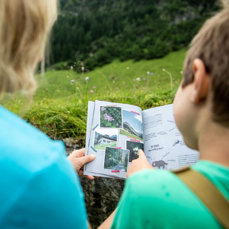 Familienwanderung Burmiweg, Das große Naturforscherabenteuer im Kleinwalsertal © Bastian Morell - Kleinwalsertal Tourismus eGen