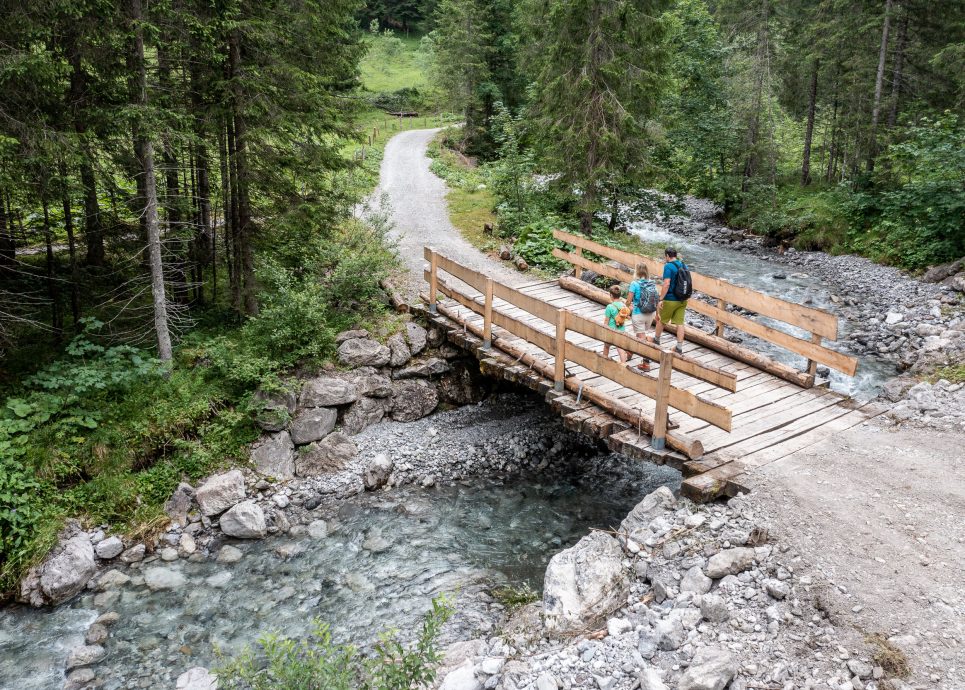 Familienwanderung Burmiweg, Sommer im Kleinwalsertal © Bastian Morell - Kleinwalsertal Tourismus eGen