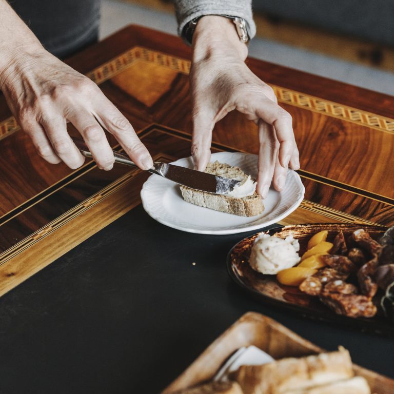 Brot streichen mit Grammelschmalz, Marille und Chorizo © Angela Lamprecht / Vorarlberg Tourismus