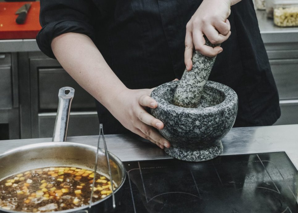 Michael Tschanun mit Mörser © Angela Lamprecht / Vorarlberg Tourismus