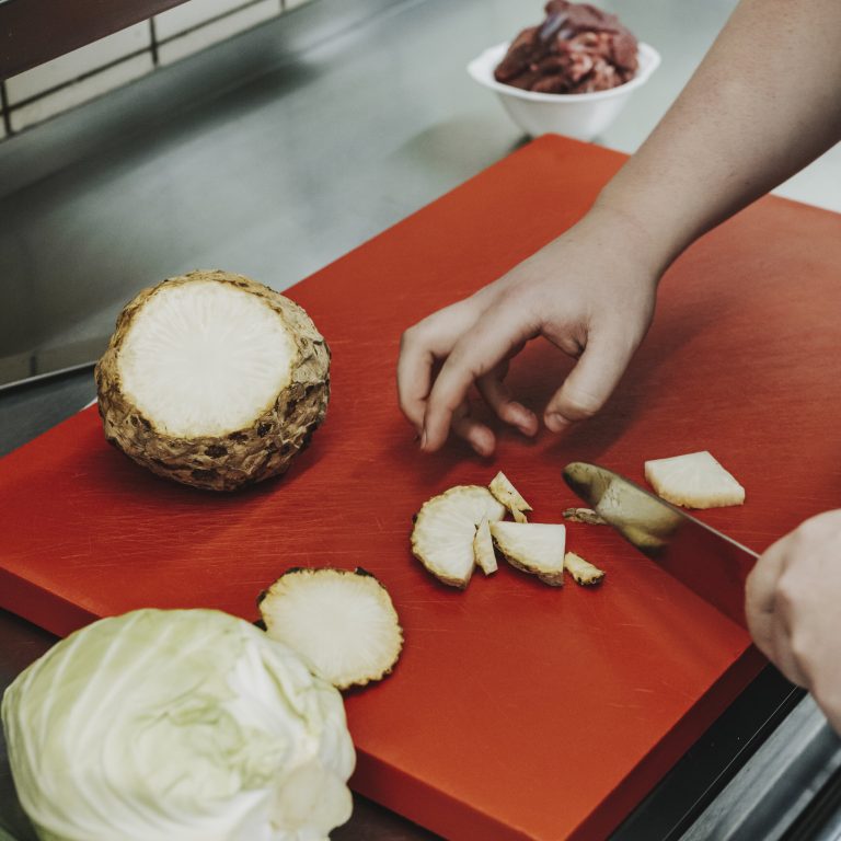 Zubereitung gefüllte Sellerietaschen in Liebstöckelbutter © Angela Lamprecht / Vorarlberg Tourismus