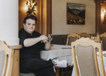 Michael Tschanun in der Gaststube im Hotel Alpenrose Schruns © Angela Lamprecht - Vorarlberg Tourismus