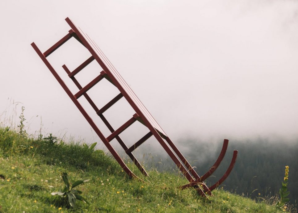 Ein überdimensionierter, roter Schlitten, das Kunstwerk 