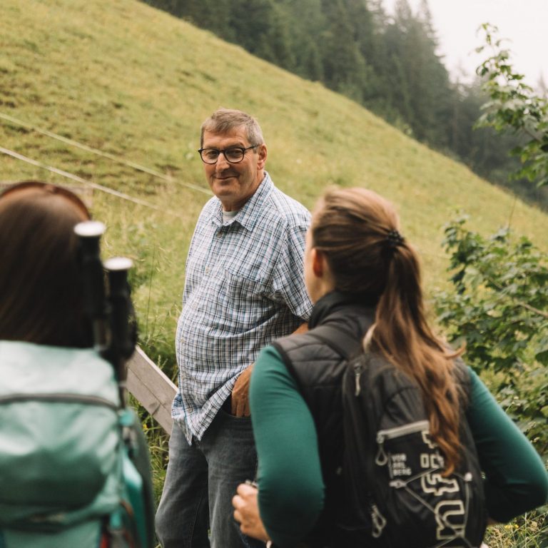 Wolfgang Maurer erklärt Alpine Art © KIRSTIN TOEDTLING / Vorarlberg Tourismus