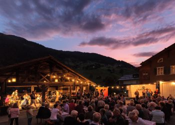 Eröffnungskonzert der Montafoner Resonanzen, open air, das Publikum sitzt vorne bei schöner Abendstimmung