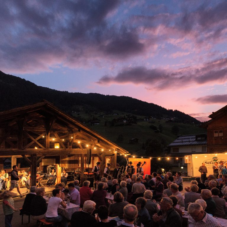 Eröffnungskonzert der Montafoner Resonanzen, open air, das Publikum sitzt vorne bei schöner Abendstimmung