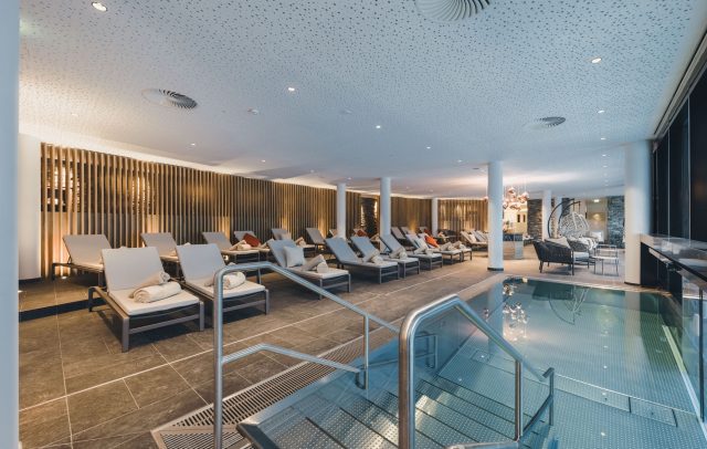 Blick in den Wellnessbereich mit Indoor Pool im Alpenhotel Montafon Schruns, Wellnesshotels Vorarlberg