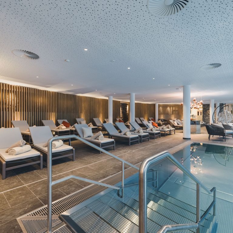 Blick in den Wellnessbereich mit Indoor Pool im Alpenhotel Montafon Schruns, Wellnesshotels Vorarlberg