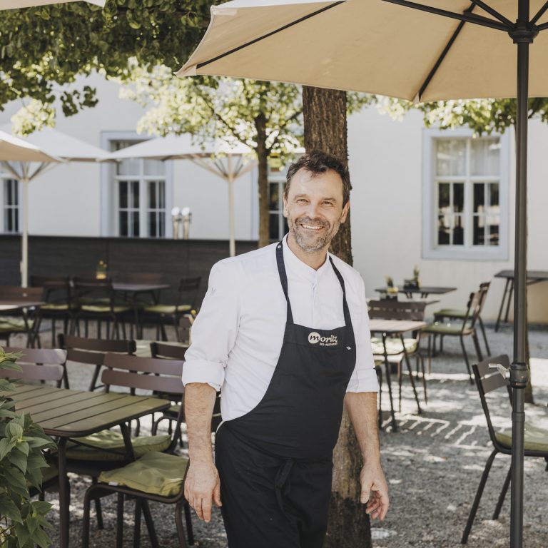 Roland König im Garten des Bio-Restaurant Moritz, Hohenems © Angela Lamprecht / Vorarlberg Tourismus