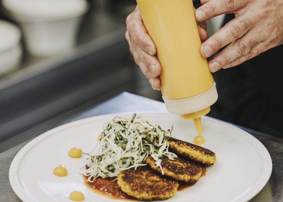 Anrichten Getreidelaibchen mit Tomatenragout © Angela Lamprecht / Vorarlberg Tourismus