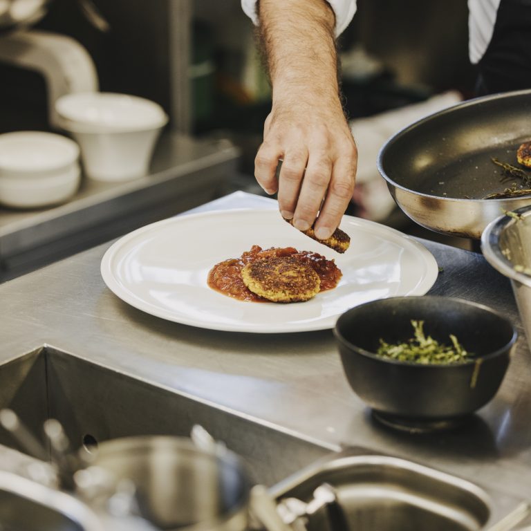 Anrichten Getreidelaibchen mit Tomatenragout © Angela Lamprecht / Vorarlberg Tourismus
