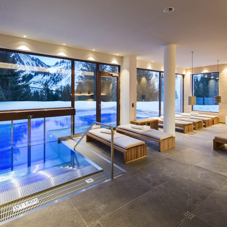 Wellnessbereich mit Indoor Pool im Hotel Adler Damüls im Bregenzwald, wellnessurlaub Vorarlberg