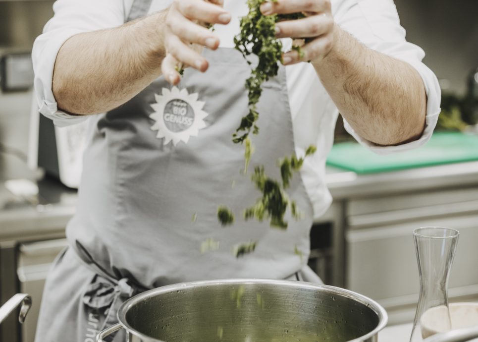 Andreas Ziep kocht © Angela Lamprecht / Vorarlberg Tourismus