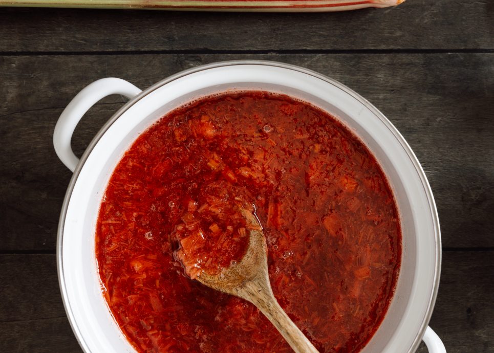 Rhabarber-Erdbeer-Sirup einkochen © Jessica Lerchenmüller / Vorarlberg Tourismus