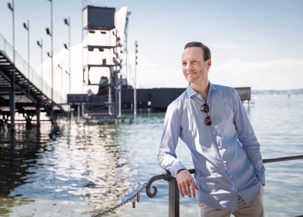 Matthias Honeck, Stimmführer der Wiener Symphoniker und Künstlerischer Leiter der :alpenarte, steht vor der Bregenzer Seebühne am Bodensee