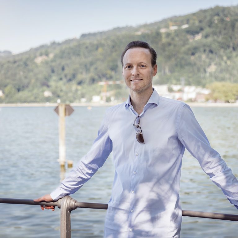 Matthias Honeck vor der Seebühne der Bregenzer Festspiele (c) Michael Kreyer