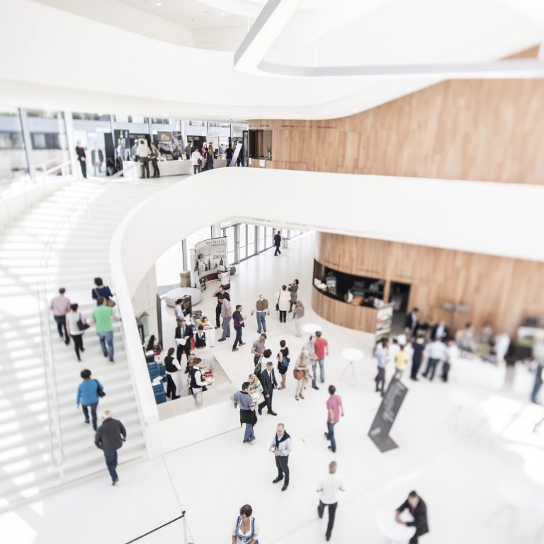 Blick in das Foyer des Montforthaus Feldkirch, Menschen treffen ein vor einer Veranstaltung oder einem Event. Kulturveranstaltungen