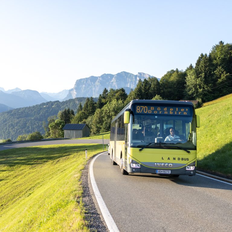 Der gelbe Landb unterwegs auf der Straße am Bödele im Bregenzerwald