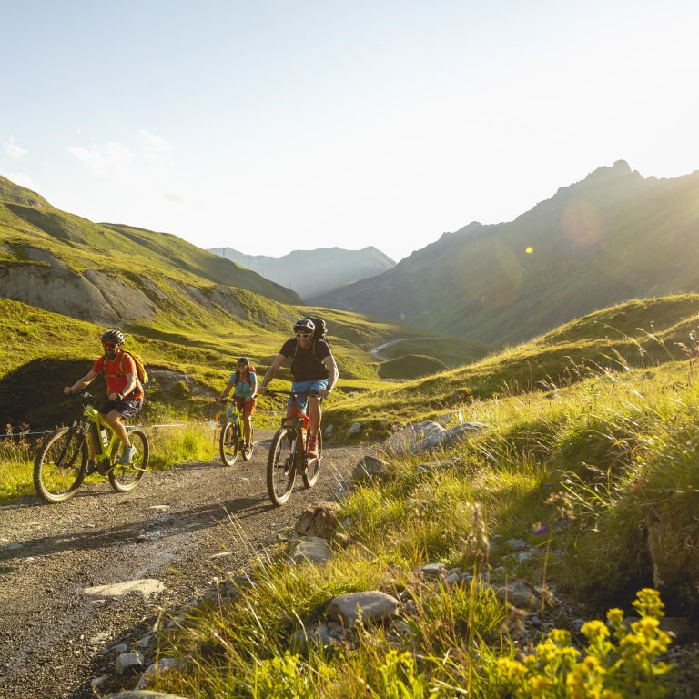 Drei E-Biker auf der E-Bike-Tour Heilbronner-Langsee in der Urlaubsregion Montafon bei herbstlicher Stimmung
