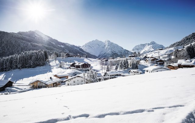 Blick auf das verschneite Kleinwalsertal, Wellnesshotels im Kleinwalsertal
