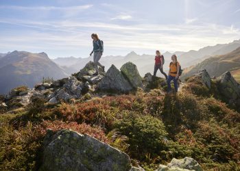 Wanderer auf dem herbstlichen Gantkopf Rundweg im Montafon