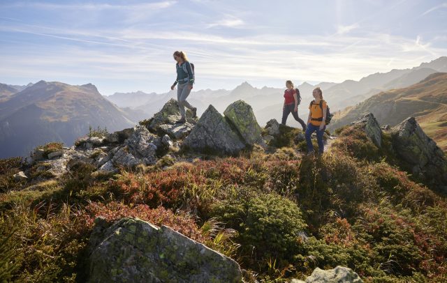 Wanderer auf dem herbstlichen Gantkopf Rundweg im Montafon