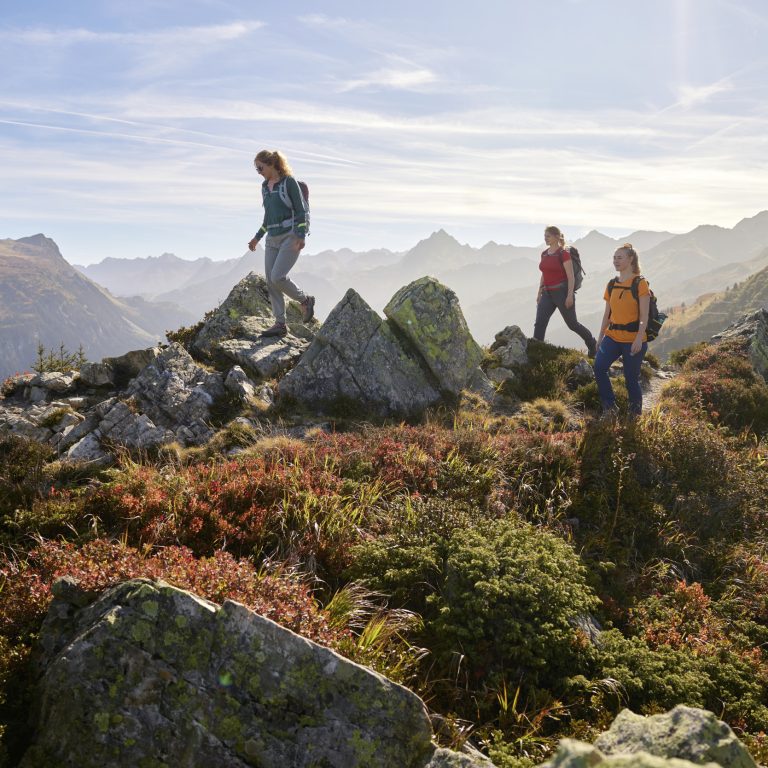 Wanderer auf dem herbstlichen Gantkopf Rundweg im Montafon