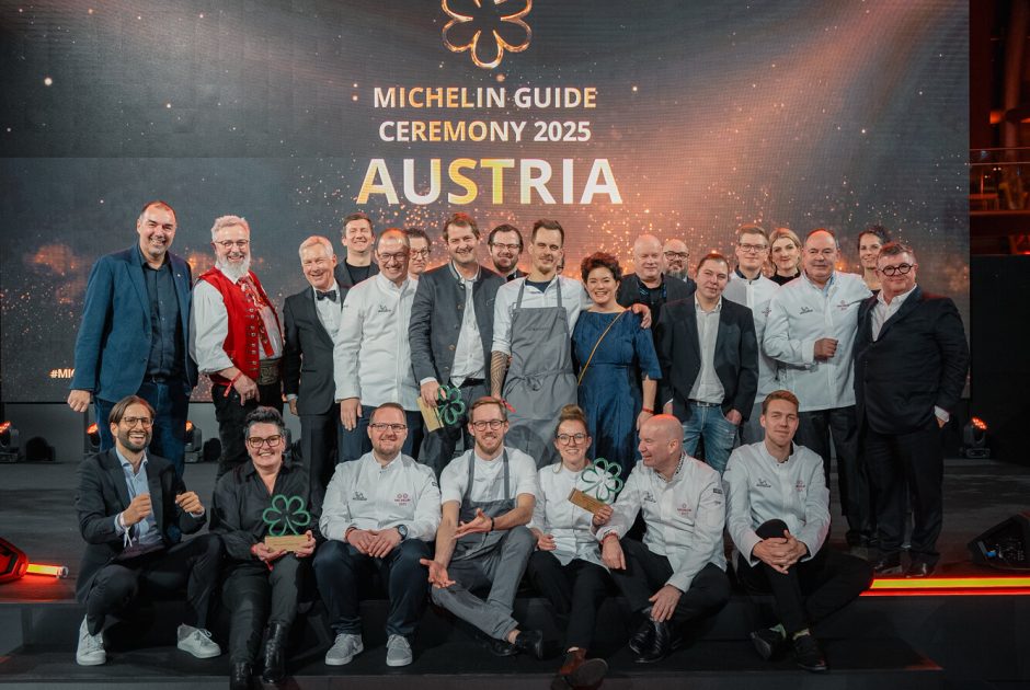 Die ausgezeichneten Köchinnen und Köche stehen auf der Bühne, vor der Rückwand mit der Aufschrift 