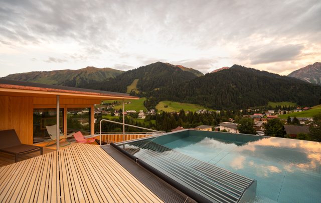 Hotel Erlebach Riezlern Pool (c) Hotel Erlebach