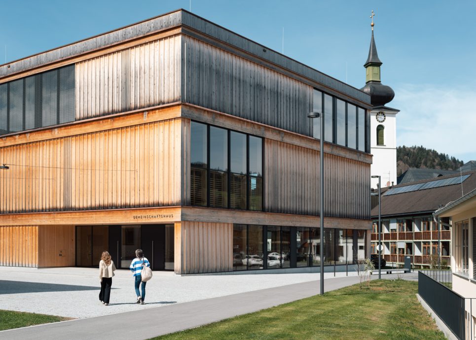 Ansicht Schule und Kirchturm Hittisau