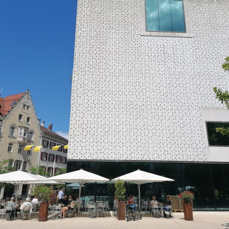 vorarlberg museum von außen mit Museumscafe, Ecke zur Rathausstraße Bregenz