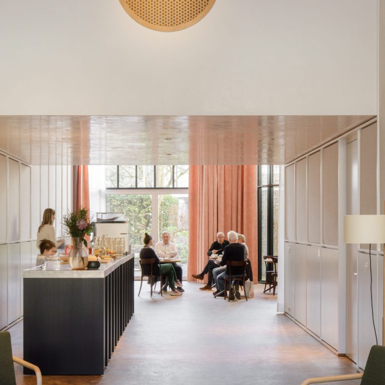 Salon des Stadthotels Kleiner Löwe mit Fenster zum Kornmarktplatz, am Kornmarktplatz in Bregenz. Architektur: Herzog & de Meuron