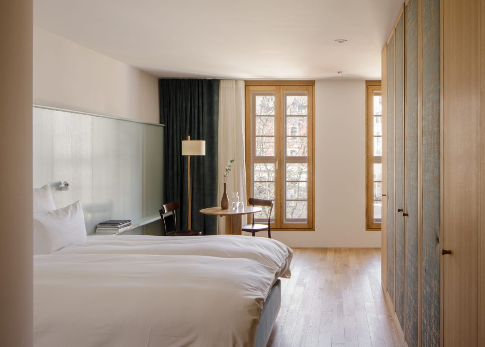 Zimmer des Stadthotels Kleiner Löwe mit Fenster zum Kornmarktplatz, am Kornmarktplatz in Bregenz. Architektur: Herzog & de Meuron