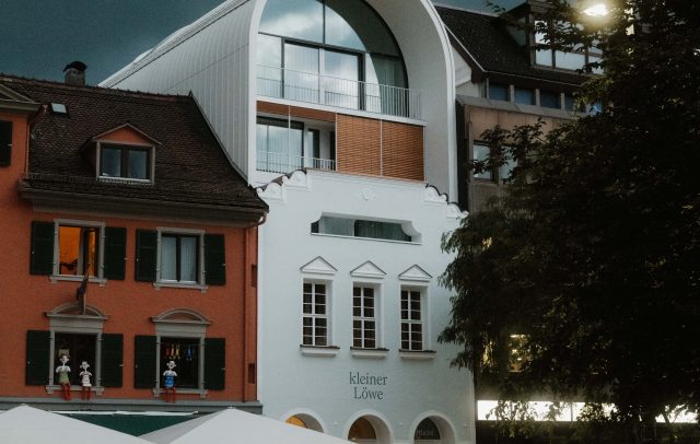 Außenansicht des Stadthotels Kleiner Löwe, am Kornmarktplatz in Bregenz. Architektur: Herzog & de Meuron