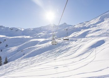Sessellift in einem Skigebiet, Winter-Bergpanorama und Sonnenschein