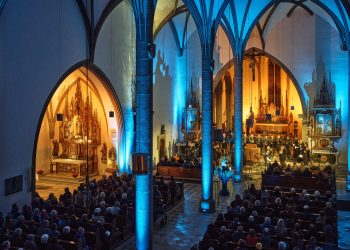 Chorkonzert im Feldkirch Dom, der schön beleuchtet und voll besetzt mit Besuchern ist. Konzert der Montforter Zwischentöne. Kultur Vorarlberg.