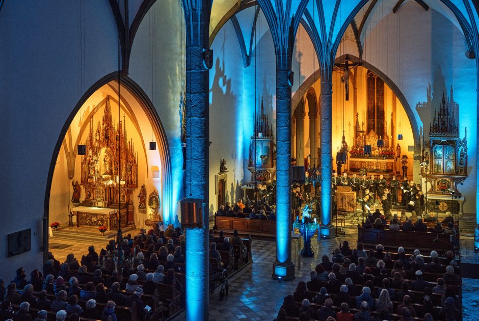 Chorkonzert im Feldkirch Dom, der schön beleuchtet und voll besetzt mit Besuchern ist. Konzert der Montforter Zwischentöne