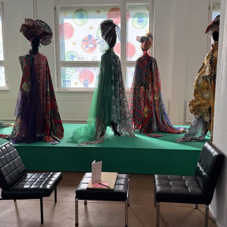 Aktuelle Ausstellung im S-MAK Museum in Lustenau, Gewänder in bunten Spitzenstoffen an lebensgroßen Puppen in der Ausstellung