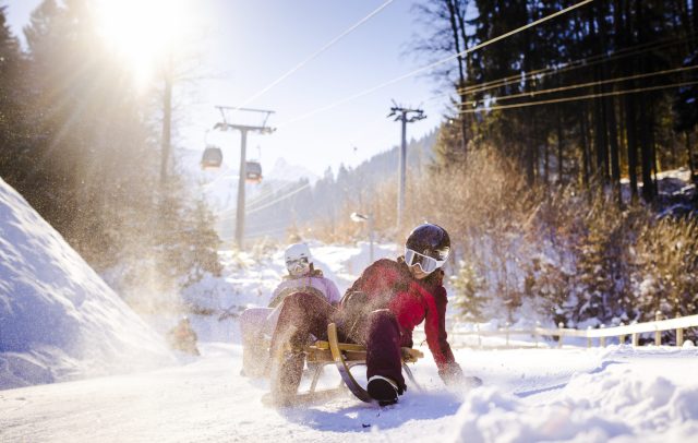 Zwei Rodler:innen am Golm im Montafon