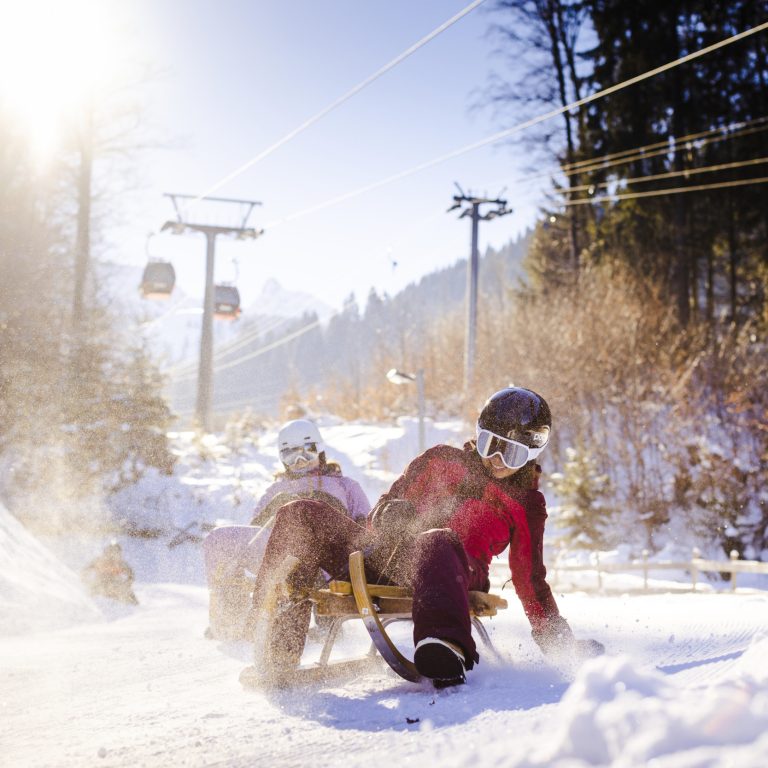 Zwei Rodler:innen am Golm im Montafon