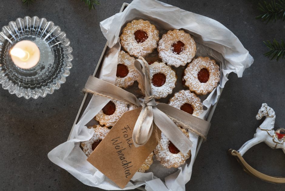 Handgemachte Spitzbuben Weihnachtskekse schön als Geschenk verpackt