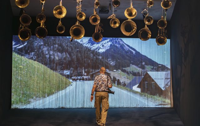 Ein Mann vor einem Ausstellungsdetail der Ausstellung 