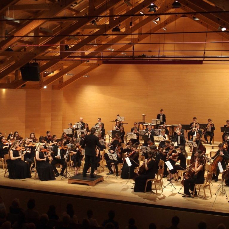 Quarta 4 Länderphilharmonie mit Dirigent Christoph Eberle bei ihrem Konzert im Angelika-Kauffmann-Saal in Schwarzenberg