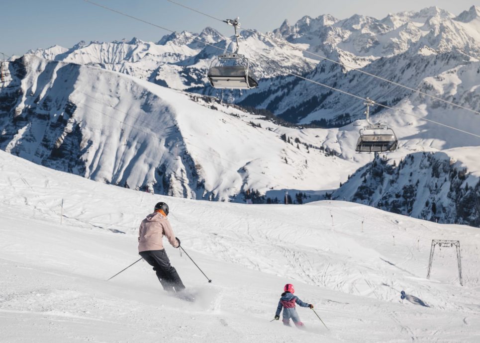 Skifahrer im Skigebiet Diedamskopf in Au-Schoppernau
