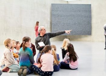 Kinder sitzen im Kreis bei einem Workshop im Kunsthaus Bregenz