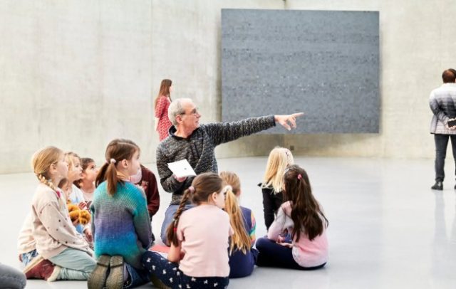 Kinder sitzen im Kreis bei einem Workshop im Kunsthaus Bregenz
