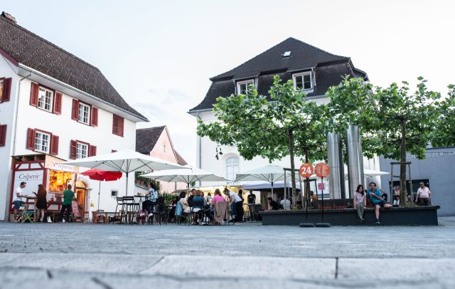 Der Festplatz vor dem Salomon-Sulzer-Platz bei der Emsiana 2022 ist it Menschen befüllt, Bäume spenden Schatten.