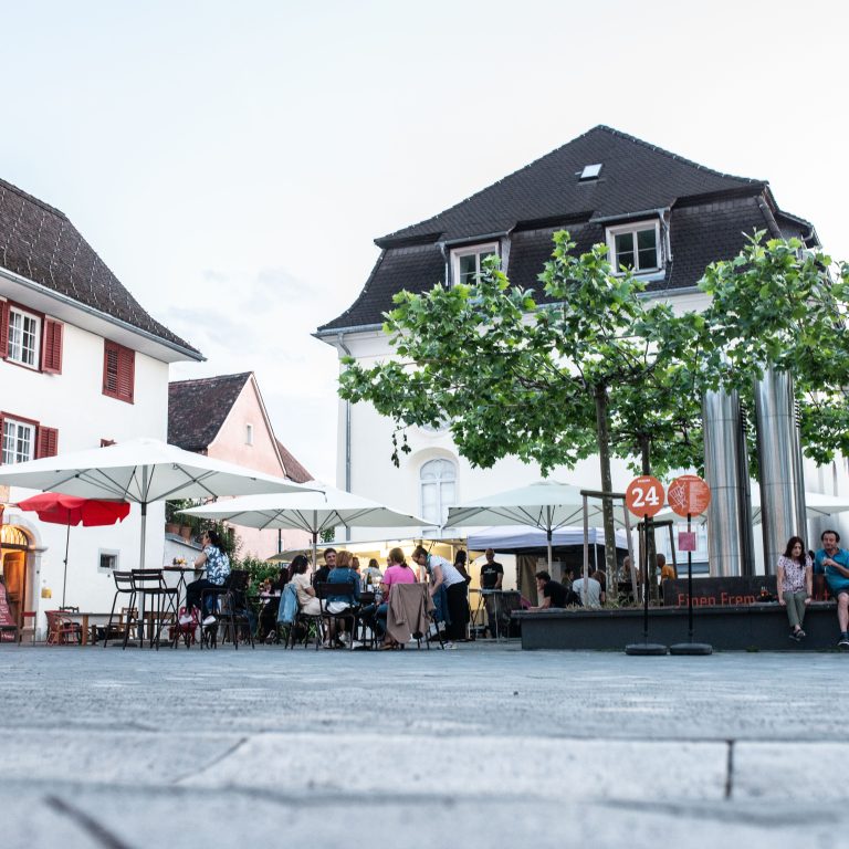 Der Festplatz vor dem Salomon-Sulzer-Platz bei der Emsiana 2022 ist it Menschen befüllt, Bäume spenden Schatten.