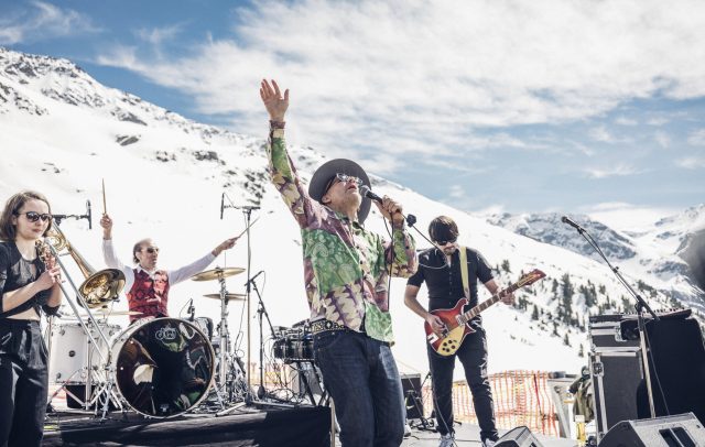 Auftritt einer BAnd bei der Konzertreihe Tanzcafé Arlberg