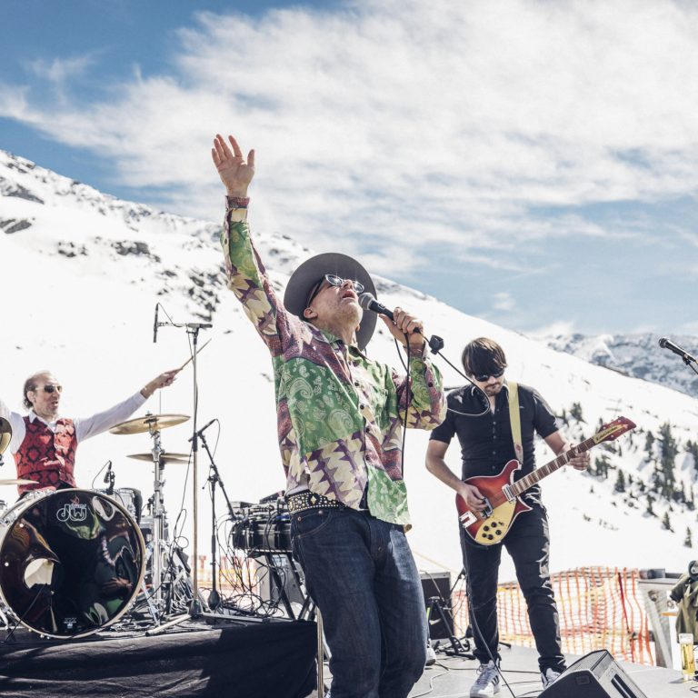 Auftritt einer BAnd bei der Konzertreihe Tanzcafé Arlberg